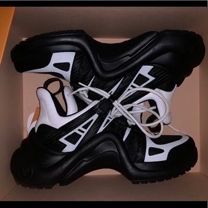 Louis Vuitton arch light sneaker NO TRADE